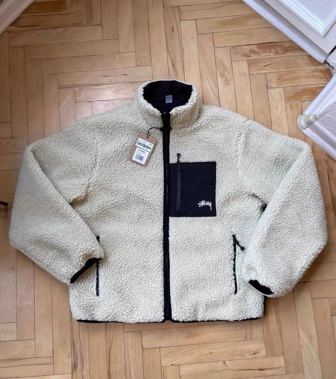 Sttussy 8 ball sherpa reversible white and black jacket for street fashion in India winter outfit