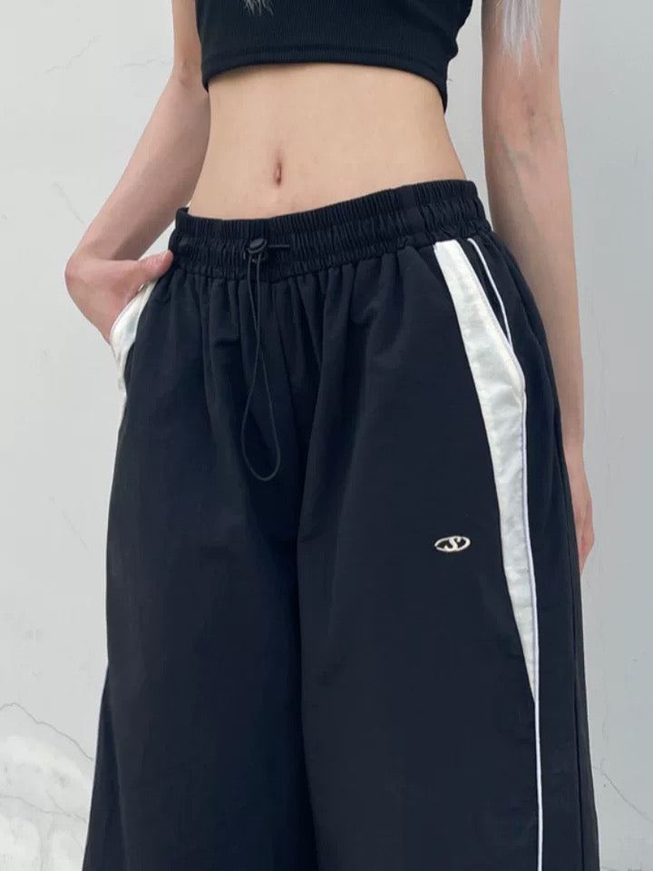 Black Korean baggy sport pants in acubi style for street fashion outfit in India
